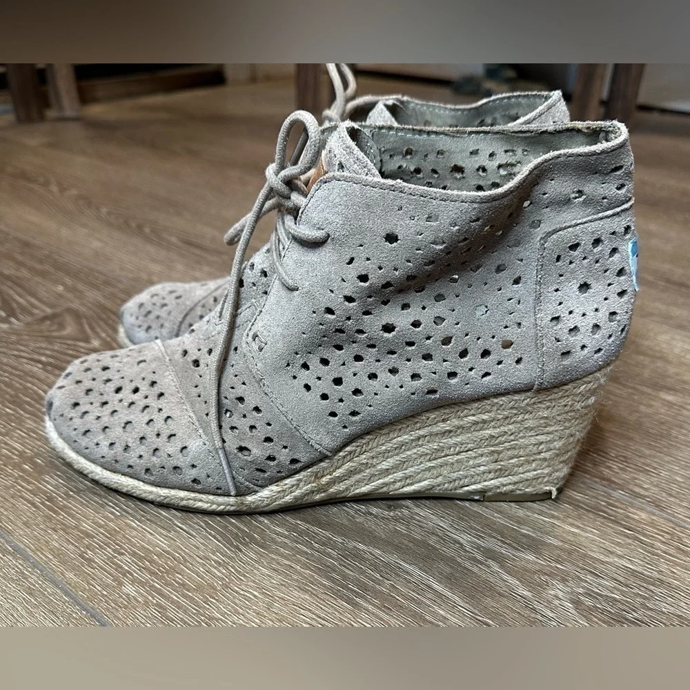 TOMS Laser cut Suede Wedge Booties • Espadrille - Picture 5 of 13